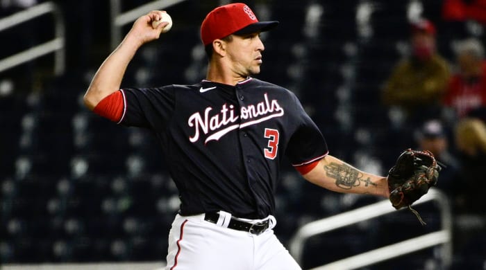 Nationals second baseman Hernan Perez delivers a pitch